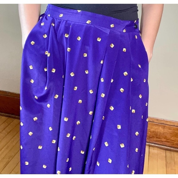 VINTAGE 12 Chaus Purple Gold Novelty Flowy Print Pleated Skirt - Picture 4 of 4